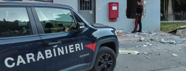 Monteverde| Fanno esplodere l’Atm dell’ufficio postale e scappano con la refurtiva, paura nella notte in via Manzoni