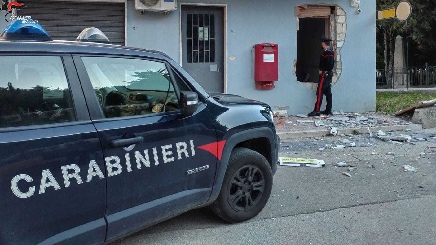 Monteverde| Fanno esplodere l’Atm dell’ufficio postale e scappano con la refurtiva, paura nella notte in via Manzoni