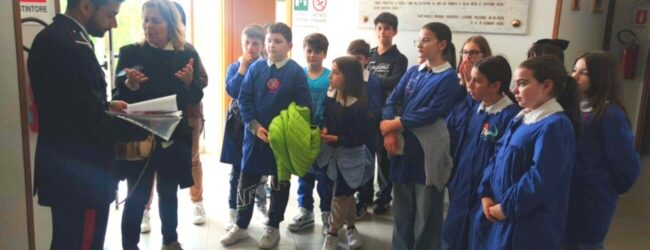 A Baselice la scuola va in visita dai Carabinieri