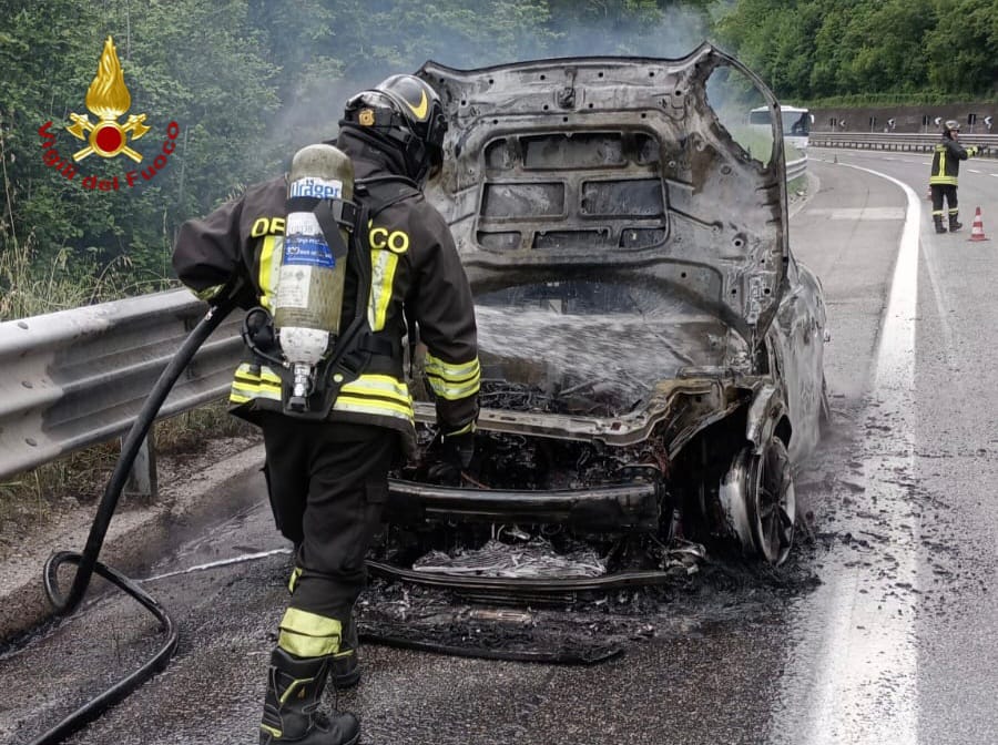 Incendio sull’Autostrada A16 Napoli-Bari: i Vigili del Fuoco di Avellino intervengono su un’auto in fiamme