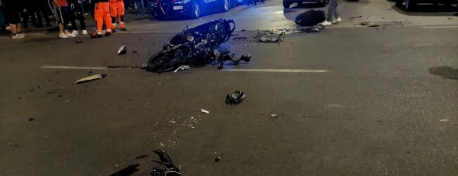 Scontro tra scooter- auto in via Napoli: due giovani feriti