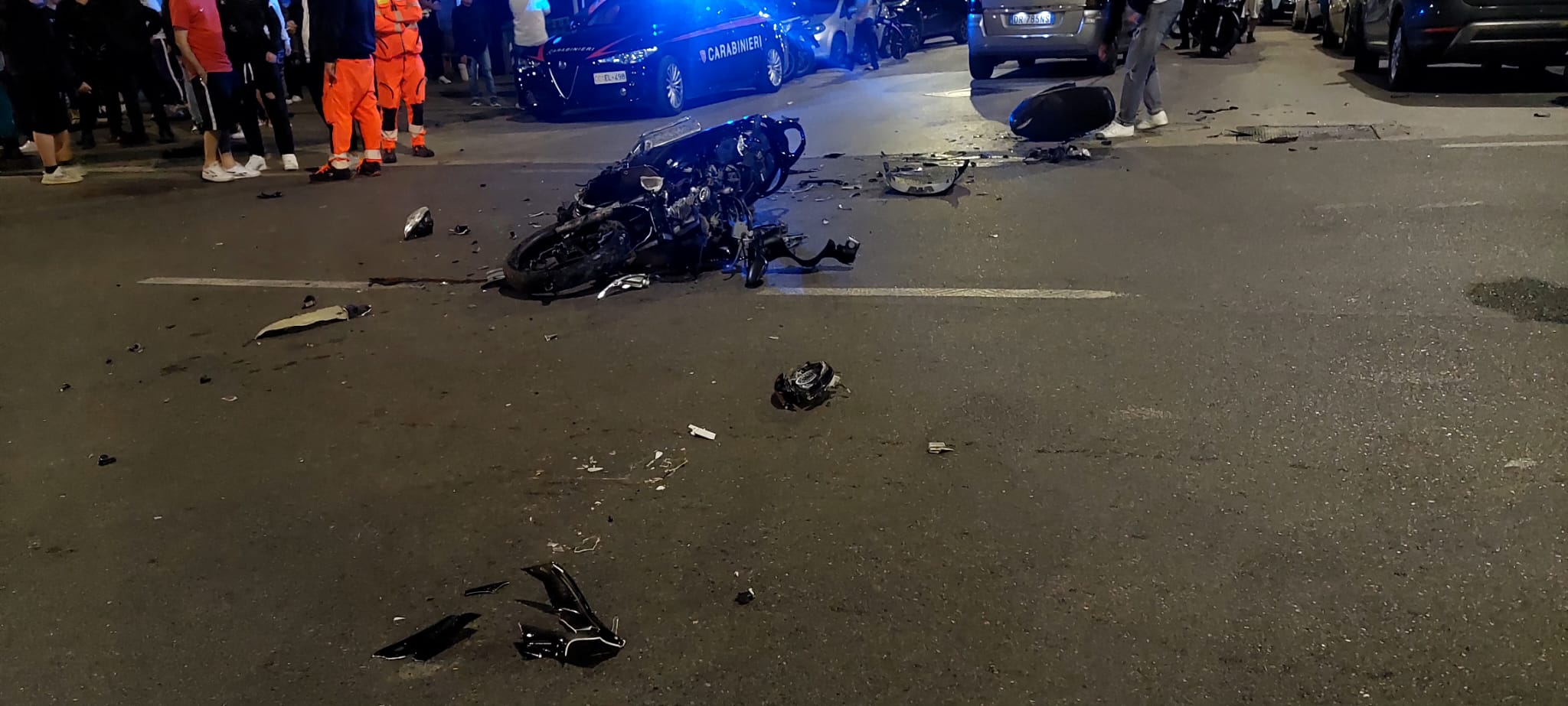 Scontro tra scooter- auto in via Napoli: due giovani feriti