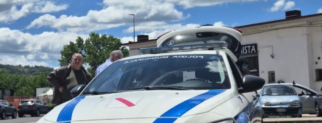 Controlli della Polizia Municipale: fermata auto senza assicurazione né revisione. Patente ritirata al conducente