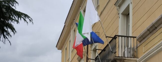 Palazzo Mosti, esposto lenzuolo bianco per le vittime del conflitto a Gaza