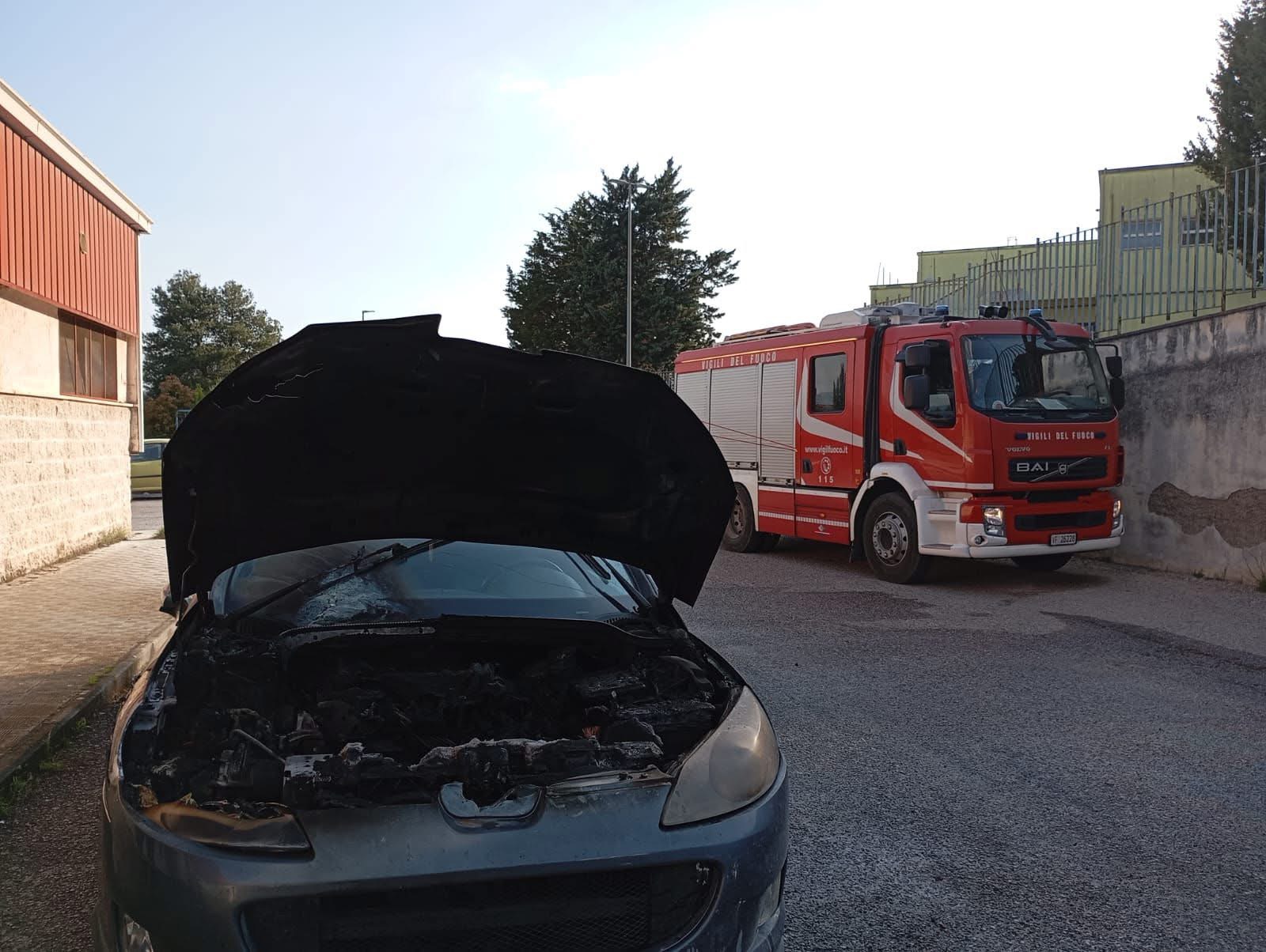 Benevento, incendio in un’auto nel parcheggio della piscina di Capodimonte