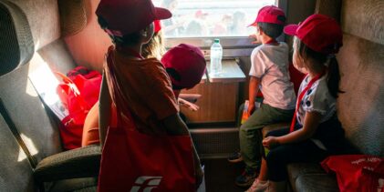 Bambini delle case famiglia in viaggio per visitare il Museo Nazionale Ferroviario