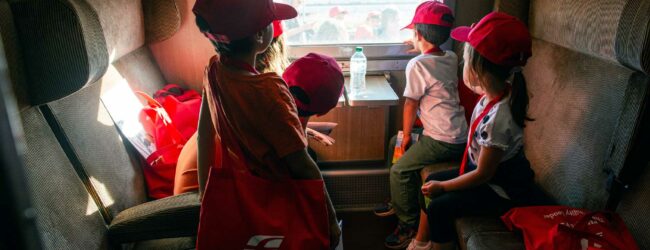 Bambini delle case famiglia in viaggio per visitare il Museo Nazionale Ferroviario