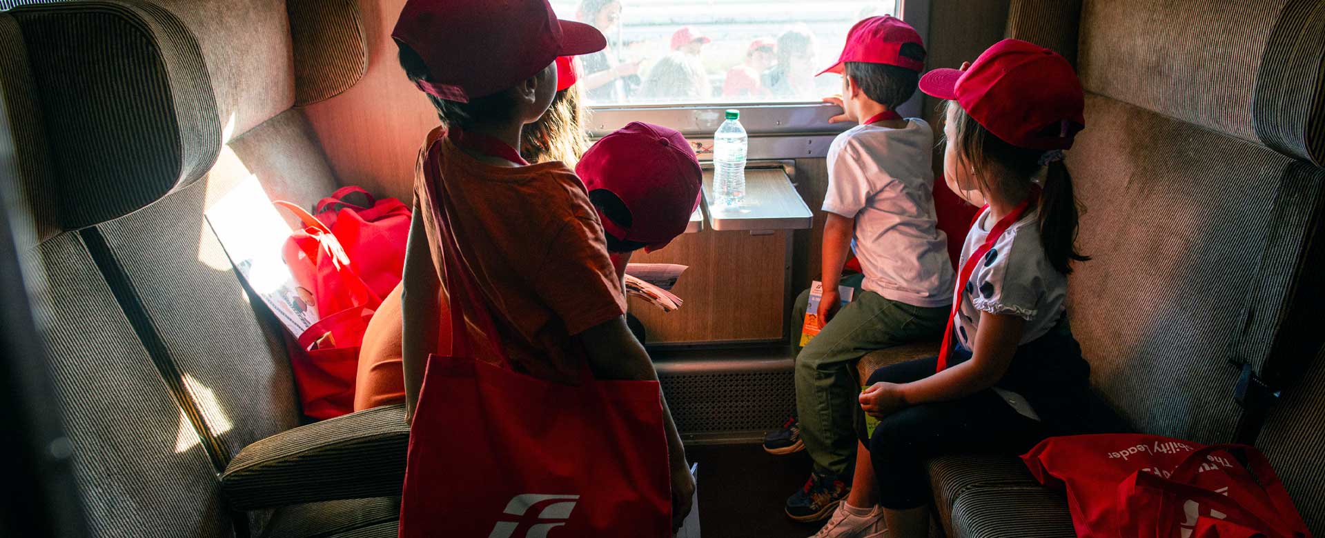 Bambini delle case famiglia in viaggio per visitare il Museo Nazionale Ferroviario