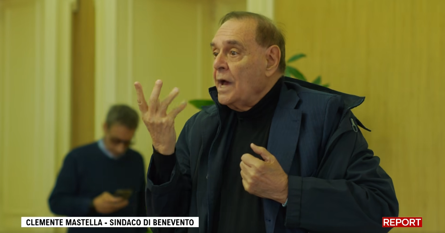 Mastella dopo la puntata di Report sulla scuola Torre: “Il conduttore in città a vendere libri poche settimane prima”