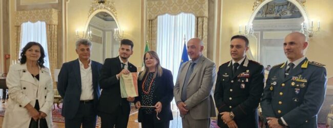 Avellino| Restituisce un marsupio con 600 euro, premiato dal prefetto Riflesso il giovane Luca Cecere
