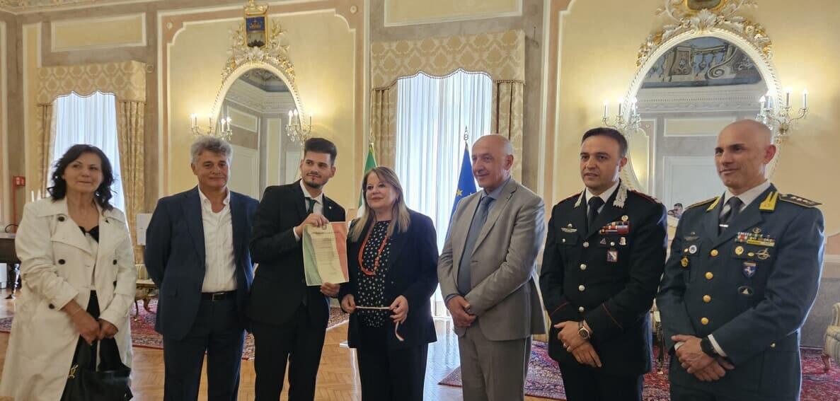Avellino| Restituisce un marsupio con 600 euro, premiato dal prefetto Riflesso il giovane Luca Cecere