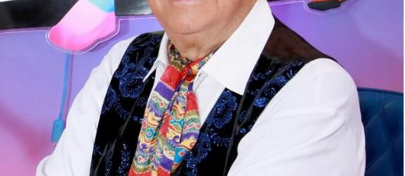 Diploma honoris causa in canzone classica napoletana a Renzo Arbore
