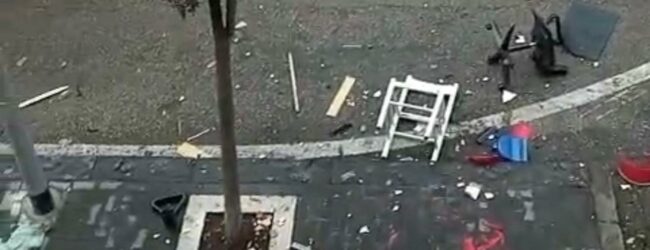 Giovane in delirio al viale Mellusi scaraventa sedie e oggetti vari dal balcone