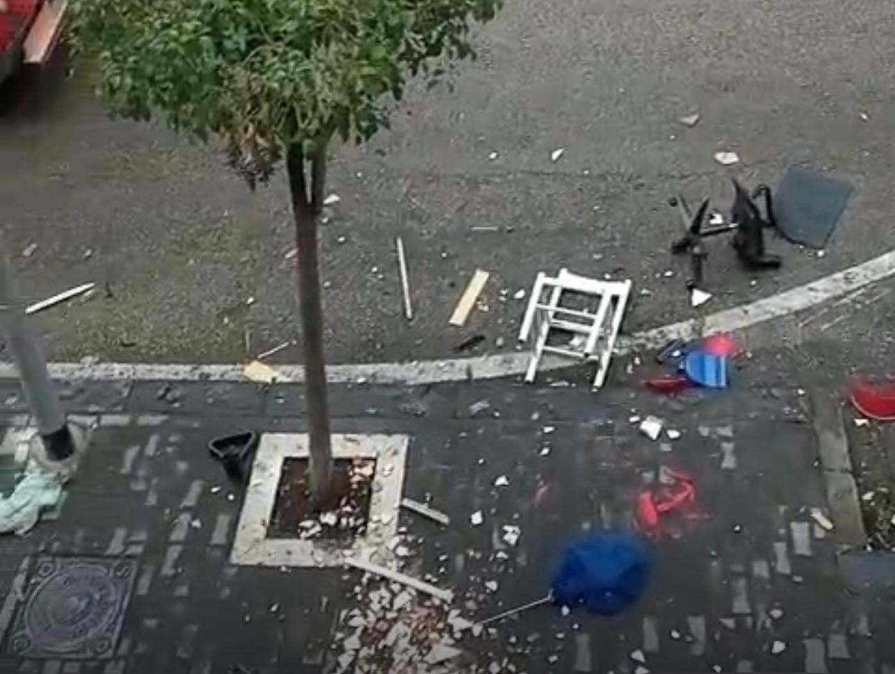 Giovane in delirio al viale Mellusi scaraventa sedie e oggetti vari dal balcone