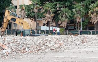 Torre, operai tornano a lavoro. Valditara in città