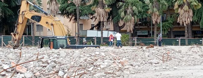Torre, operai tornano a lavoro. Valditara in città