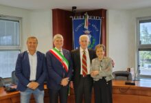 Apice saluta il Comandante Antonio De Bellis: cerimonia solenne per il pensionamento dopo 42 anni di servizio tra Polizia Stradale e Locale