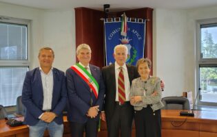 Apice saluta il Comandante Antonio De Bellis: cerimonia solenne per il pensionamento dopo 42 anni di servizio tra Polizia Stradale e Locale