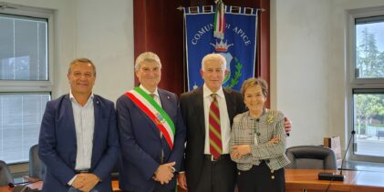 Apice saluta il Comandante Antonio De Bellis: cerimonia solenne per il pensionamento dopo 42 anni di servizio tra Polizia Stradale e Locale