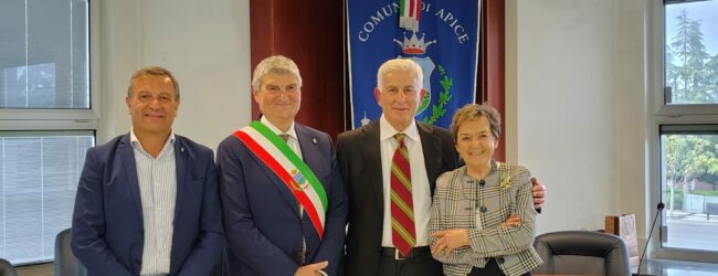 Apice saluta il Comandante Antonio De Bellis: cerimonia solenne per il pensionamento dopo 42 anni di servizio tra Polizia Stradale e Locale