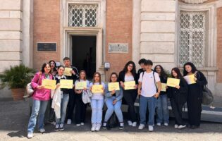 La 3A del Liceo Artistico “Alberti-Virgilio” premiata alla Reggia di Caserta per il concorso “L’ecomuseo, il futuro della memoria”