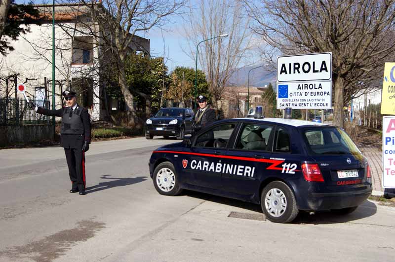 19enne accoltellato ad Airola: 5 uomini denunciati e sequestrati macheti sporchi di sangue