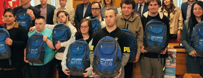 Percorsi di autonomia per persone con disabilità: consegnati i kit lavorativi ai beneficiari