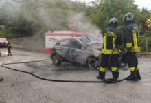 Caposele, paura in via Aldo Moro: auto in fiamme durante la marcia, illesi due adulti e due bambini