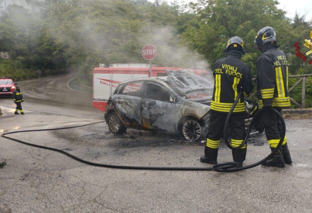 Caposele, paura in via Aldo Moro: auto in fiamme durante la marcia, illesi due adulti e due bambini