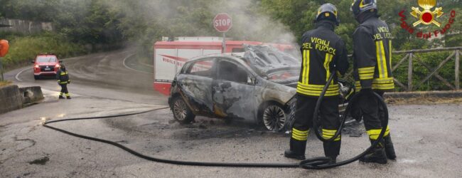 Caposele, paura in via Aldo Moro: auto in fiamme durante la marcia, illesi due adulti e due bambini