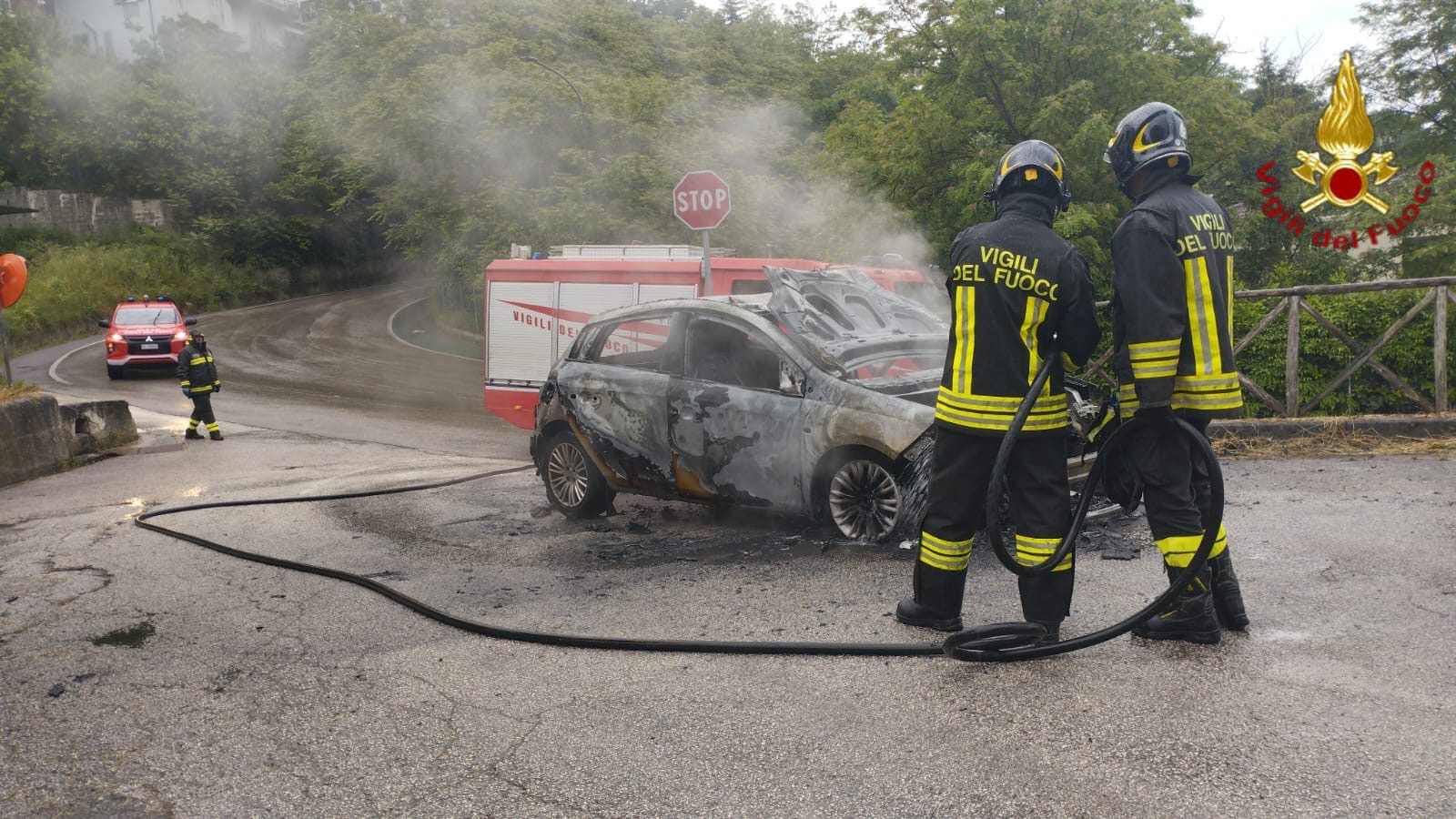 Caposele, paura in via Aldo Moro: auto in fiamme durante la marcia, illesi due adulti e due bambini