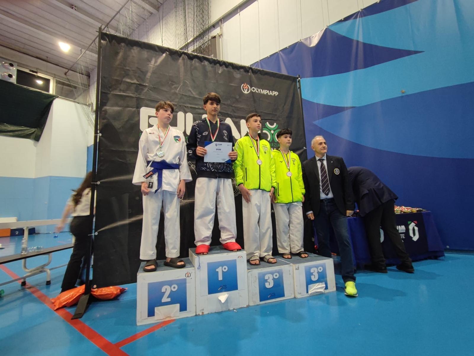Telese Terme celebra il giovane atleta Simone Nobile e il Maestro Tito Brasile per i brillanti risultati ai Campionati Regionali di Karate FIJLKAM