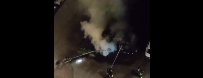 Due auto in fiamme al Rione Ferrovia, paura nella notte