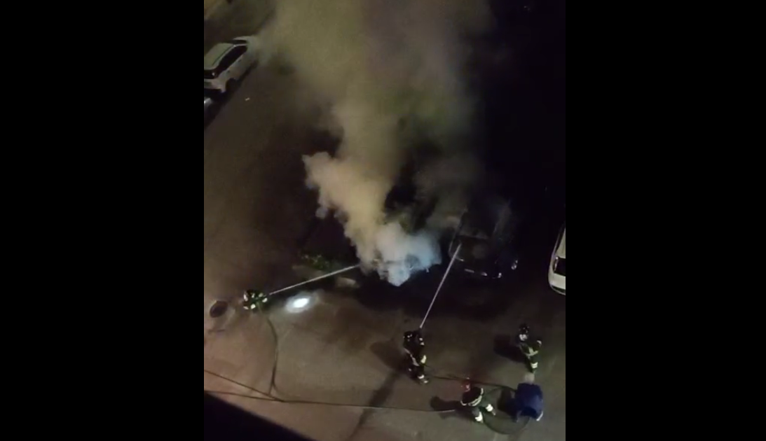 Due auto in fiamme al Rione Ferrovia, paura nella notte