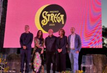 Premio Strega 2025: Andrea Bajani in testa con “L’anniversario”