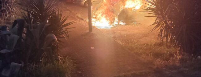 Incendio di una vettura in via Bologna, intervento dei vigili del Fuoco