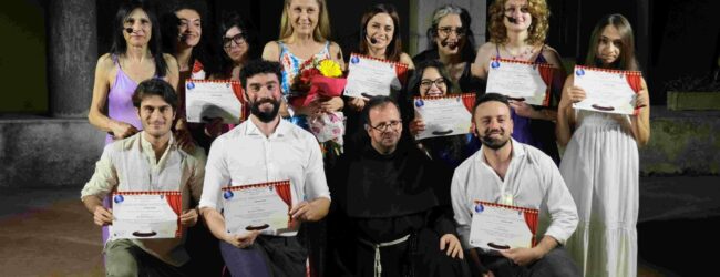 “Essere Umani”: il nuovo spettacolo teatrale di Test Teatro Stage trionfa al Convento San Francesco di Benevento