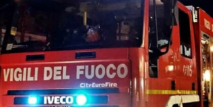 Incendio in via Napoli a Benevento, due persone e un cane salvati dai Vigili del Fuoco