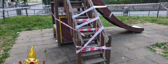 Montella, bimbo incastrato in una giostrina: salvato dai Vigili del Fuoco fuori servizio