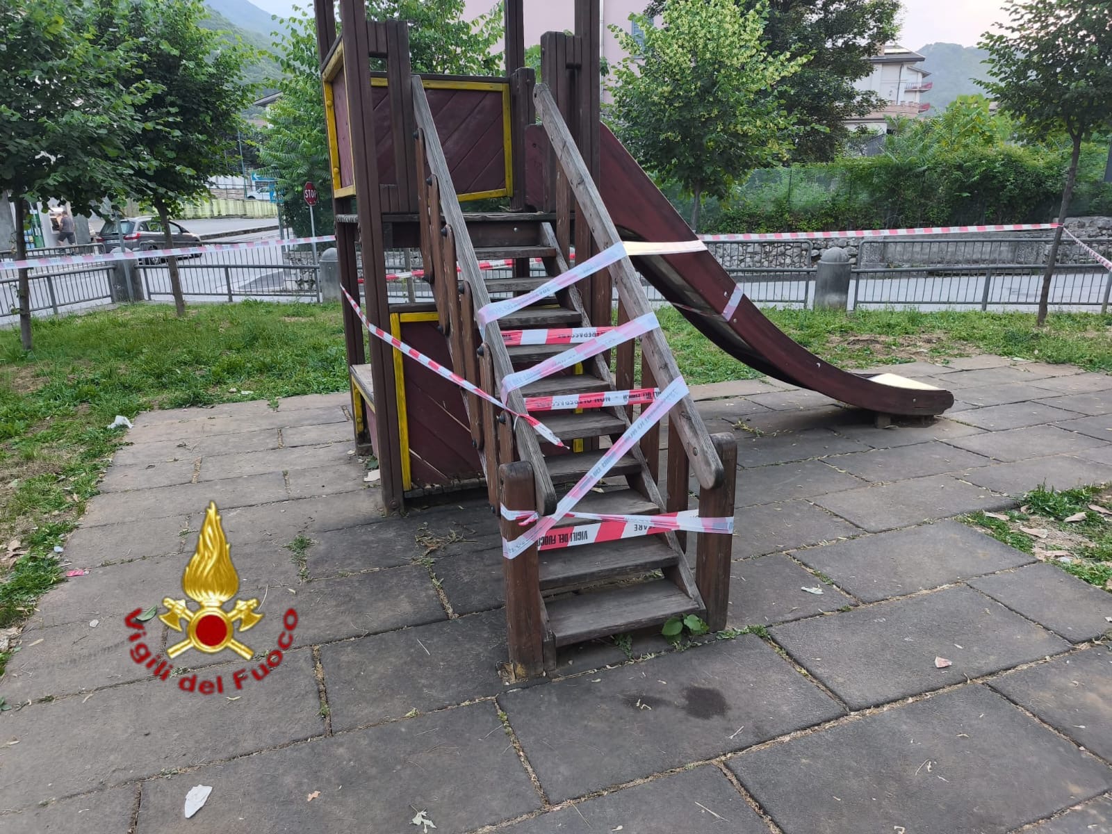 Montella, bimbo incastrato in una giostrina: salvato dai Vigili del Fuoco fuori servizio