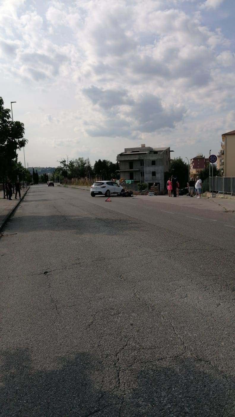 Incidente tra una macchina e una moto a Via Grimoaldo Re: ferito centauro di 30 anni