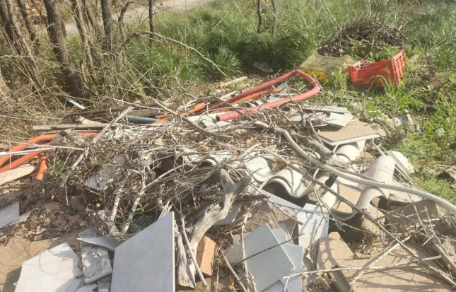 Torrecuso, rifiuti speciali e nocivi sversati in Contrada Rivolta: la scoperta di Italia Verde