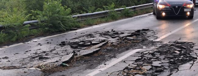 Mirabella Eclano (AV) – Carabinieri intervengono sulla SS90 per dissesto stradale causato dal maltempo
