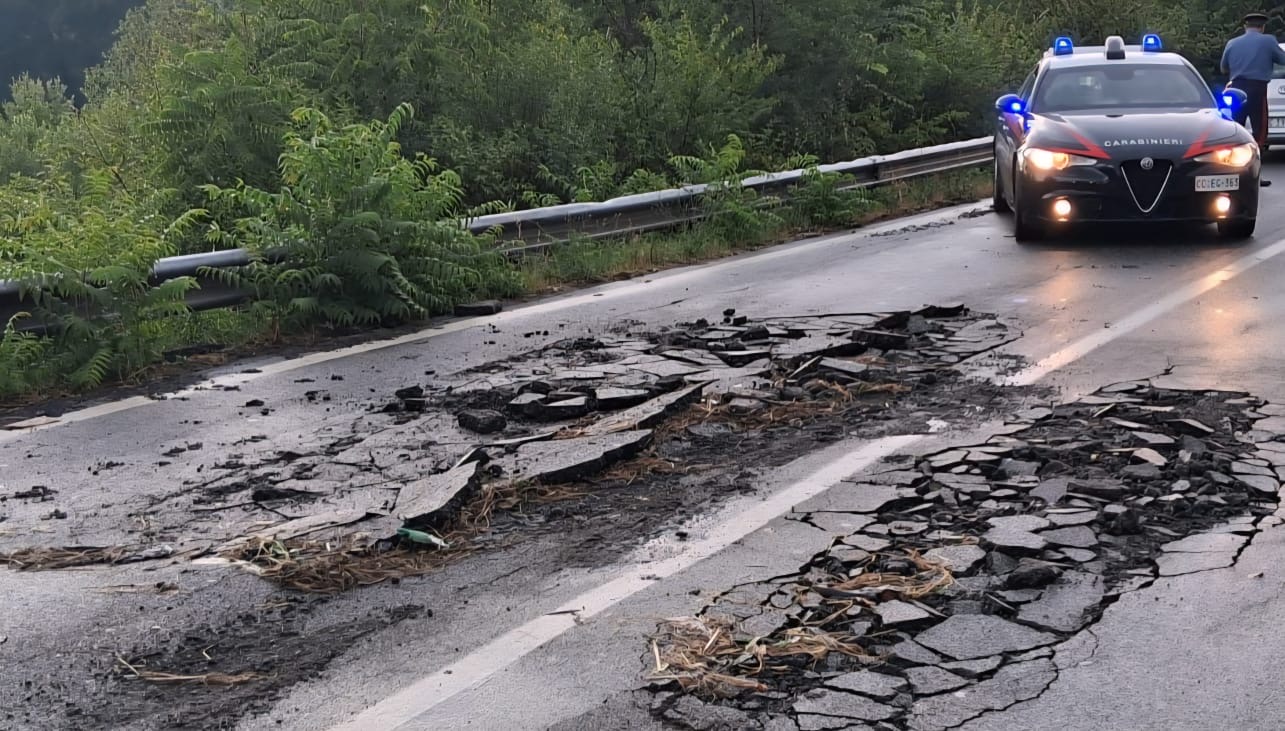 Mirabella Eclano (AV) – Carabinieri intervengono sulla SS90 per dissesto stradale causato dal maltempo