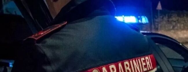 Sant’Angelo dei Lombardi: evade dai domiciliari e danneggia due portoni e due auto con una spranga, denunciato dai Carabinieri