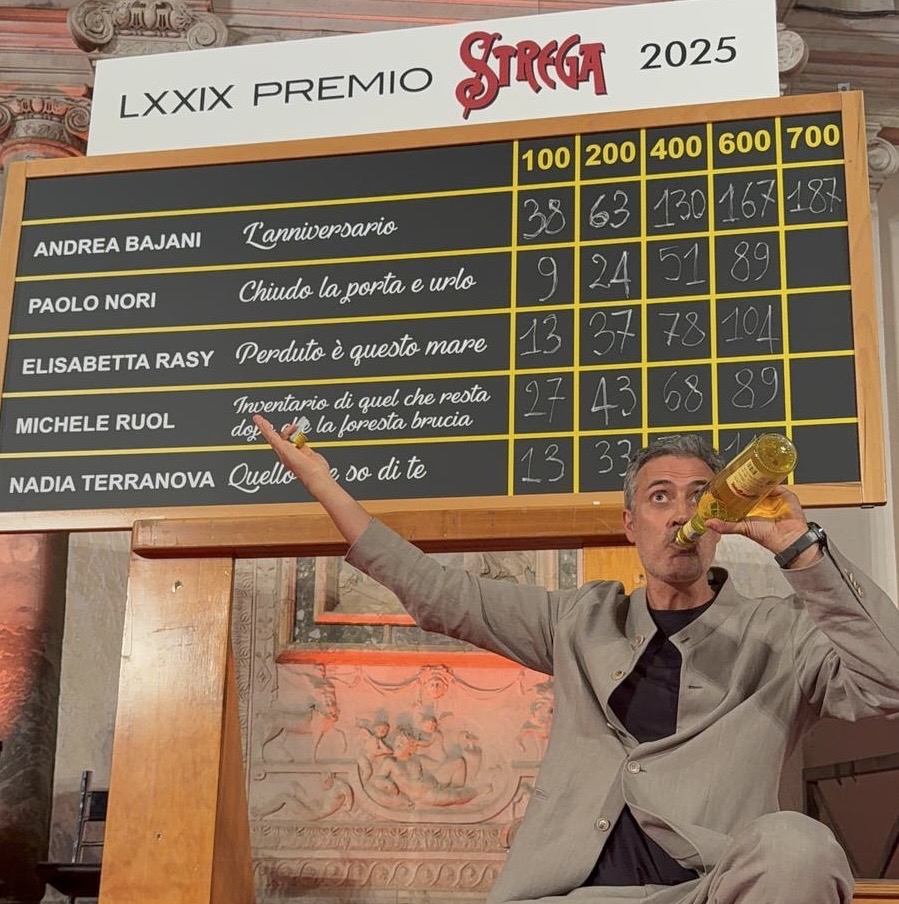 Andrea Bajani vince il Premio Strega 2025 con “L’anniversario”
