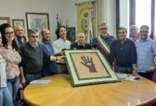 San Fele accoglie “La mano di San Giustino per la Misericordia”, opera donata dall’artista Giuseppe Leone