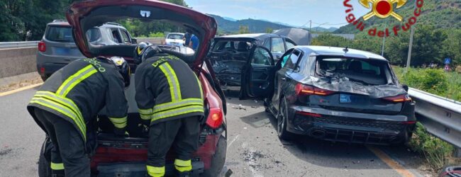 Grave incidente sul raccordo Avellino-Salerno: coinvolti tre veicoli e dieci persone