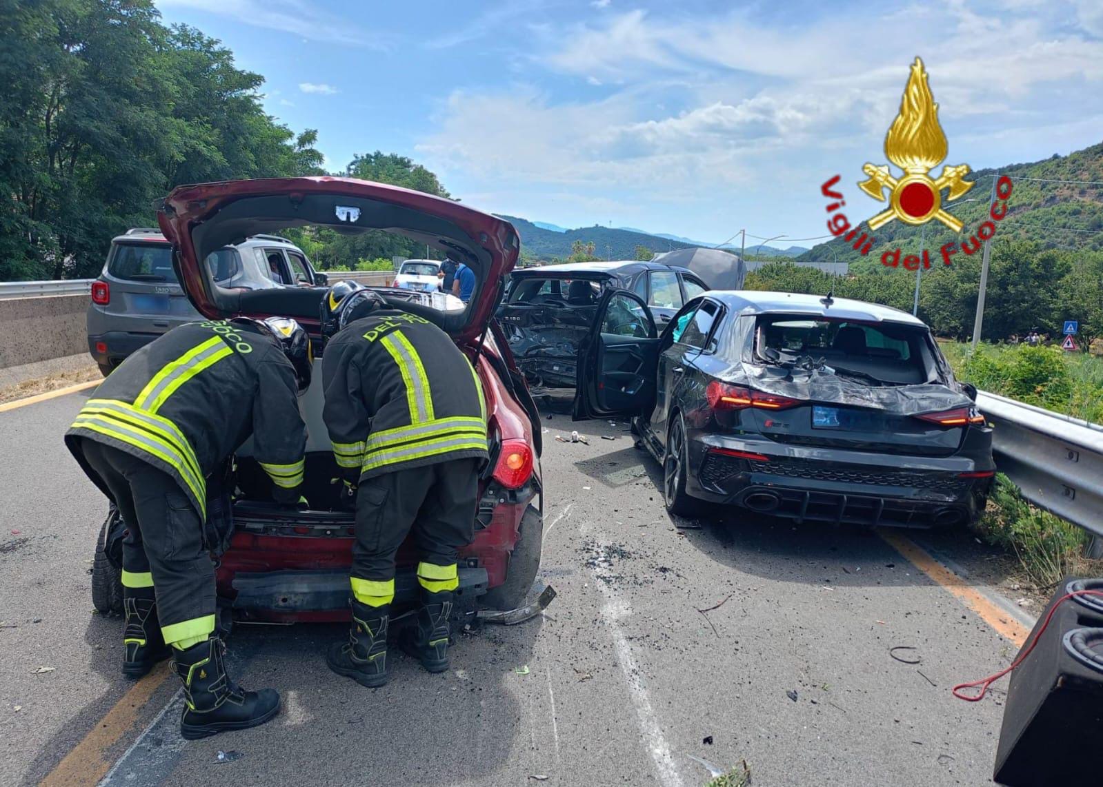 Grave incidente sul raccordo Avellino-Salerno: coinvolti tre veicoli e dieci persone