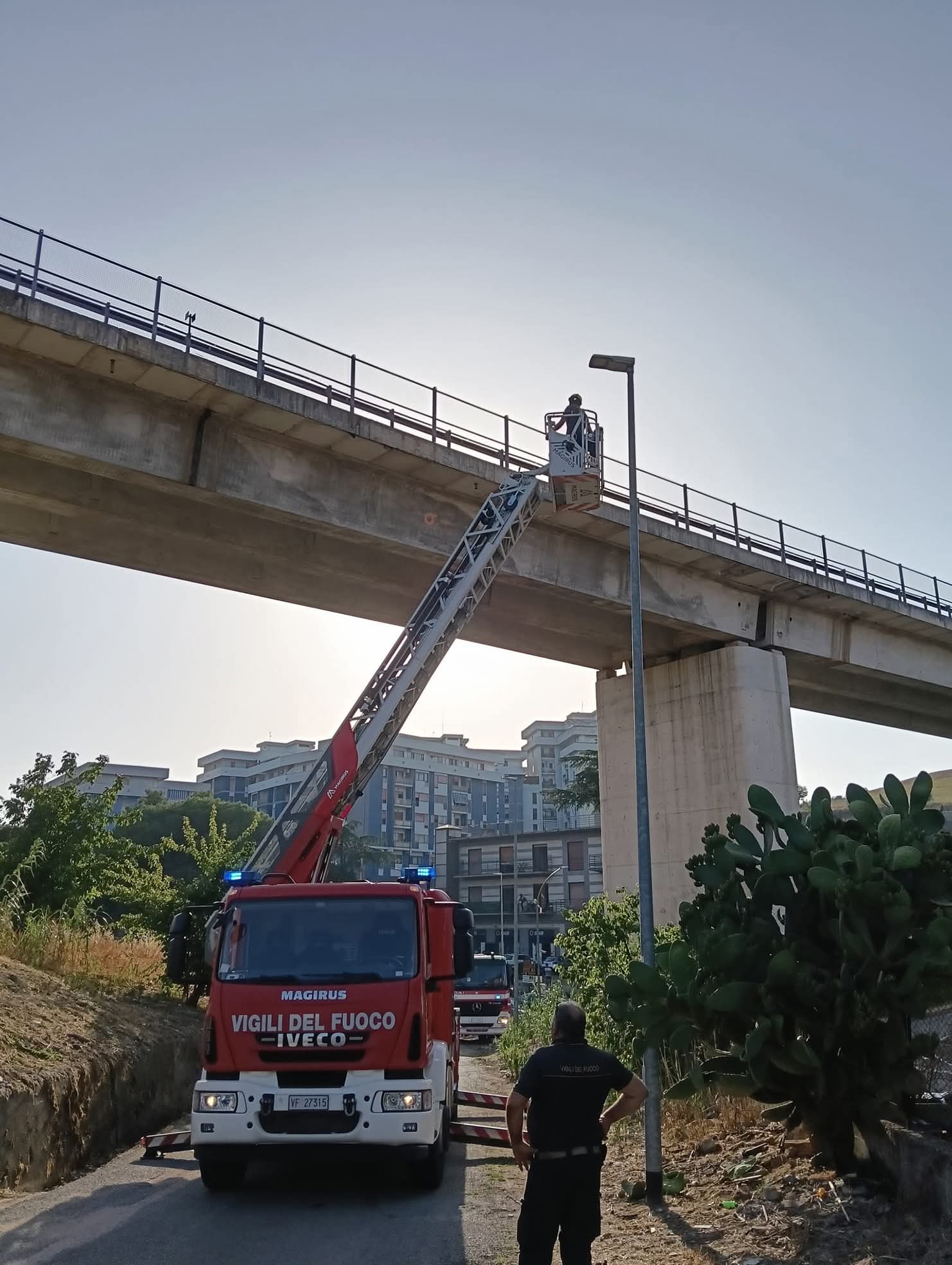 Calcinaccio cade dal ponte della Tangenziale Ovest: cittadino denuncia sui social la mancanza di manutenzione